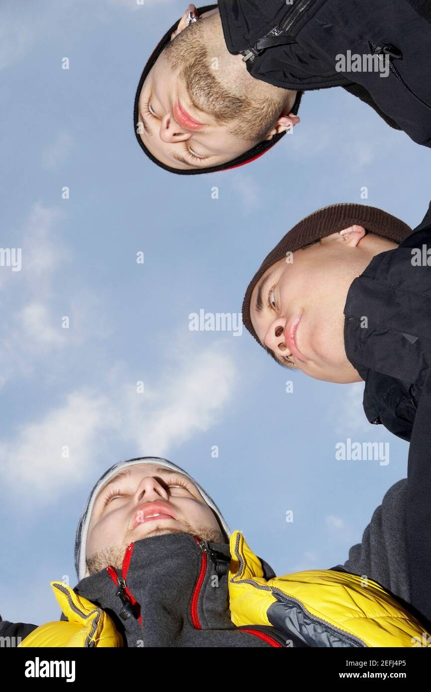 Niedrigen Winkel Ansicht von drei jungen Männern Stockfoto