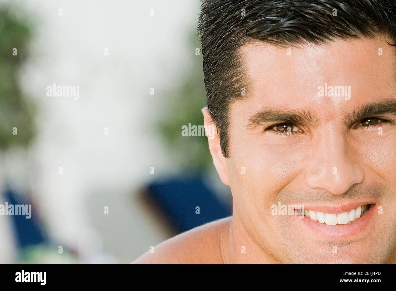 Porträt eines Mitte erwachsenen Mannes lächelnd Stockfoto