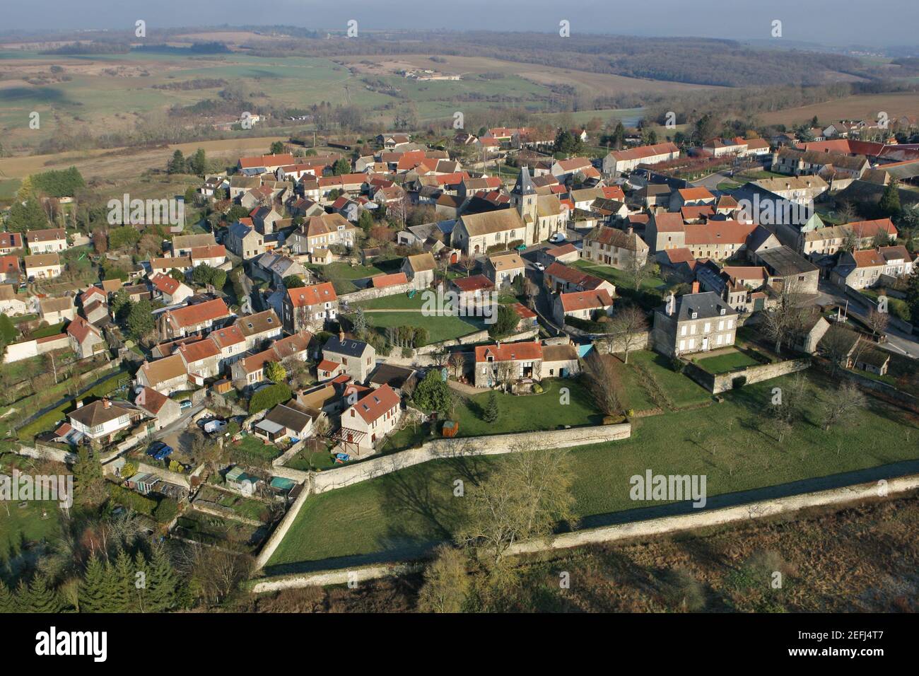 Luftaufnahmen von Omerville, einem kleinen ländlichen Dorf von Vexin, das um seine Kirche gruppiert ist, im Departement Val-d'Oise (95420), Region Ile-de-France, Fra Stockfoto