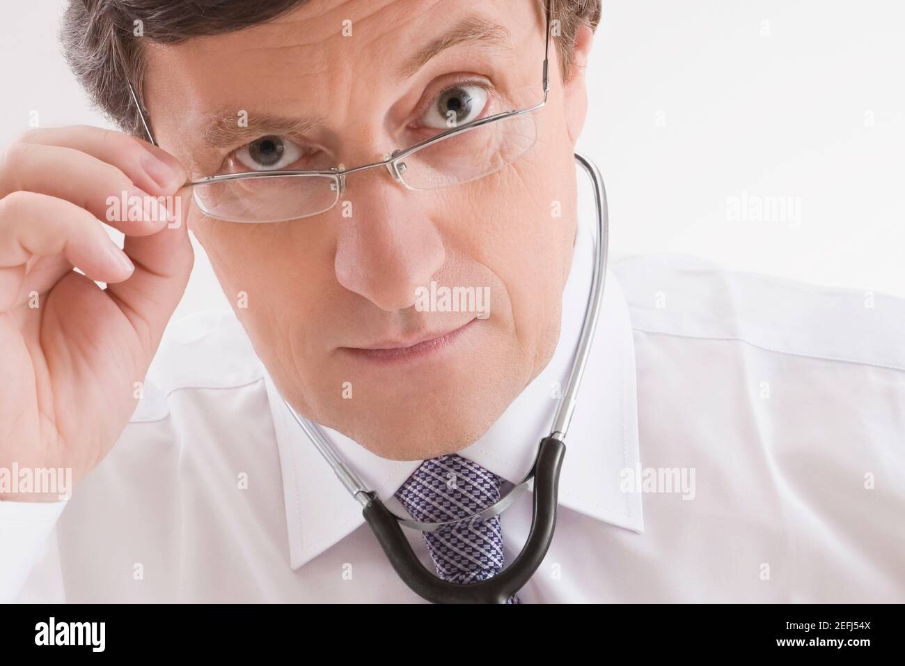 Nahaufnahme eines männlichen Arztes, der besorgt aussieht Stockfoto