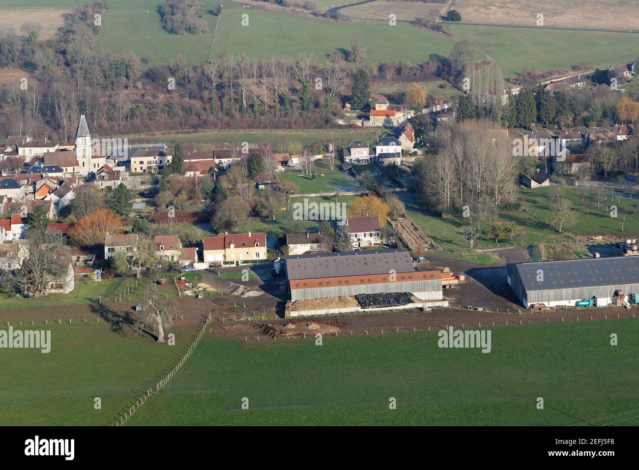 Chaussy en Vexin vom Himmel aus gesehen, ein kleines französisches Dorf im Departement Val-d'Oise (95710); Region Ile-de-France, Frankreich - 03. Januar 201 Stockfoto