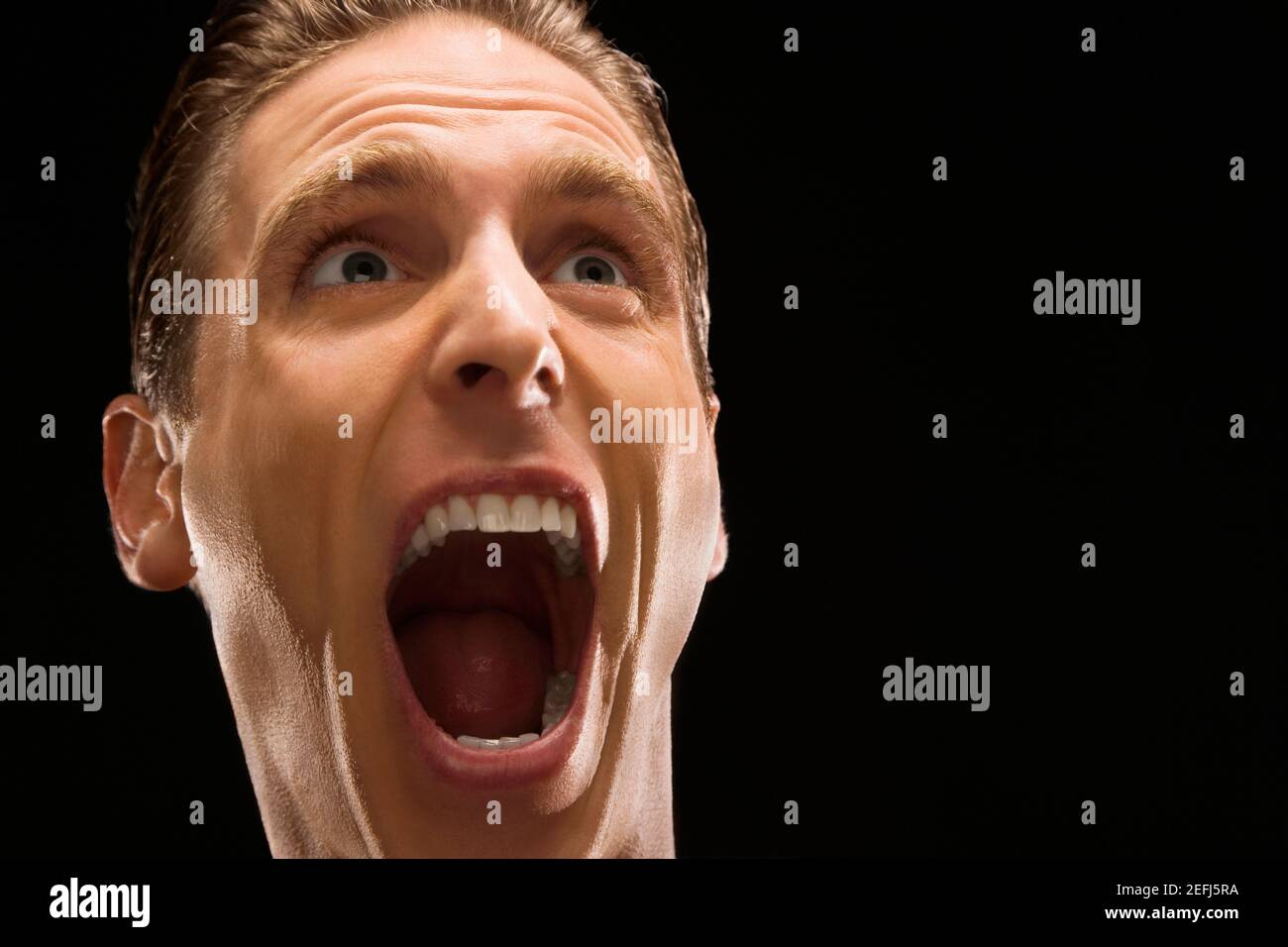 Nahaufnahme eines Geschäftsmannes, der schreit Stockfoto