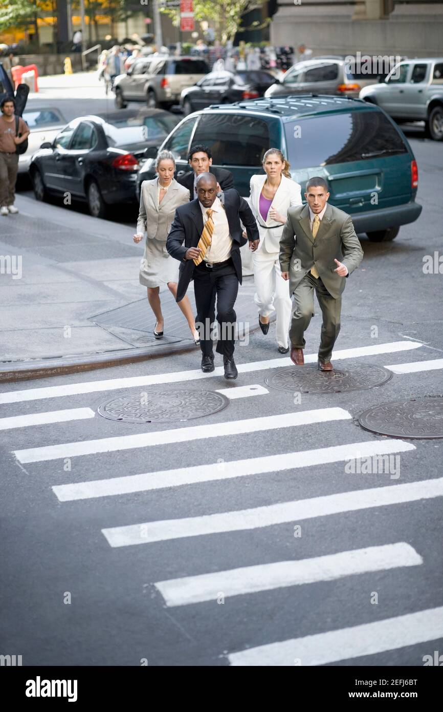 Blick aus der Perspektive von fünf Geschäftsführern, die auf dem laufen Straße Stockfoto