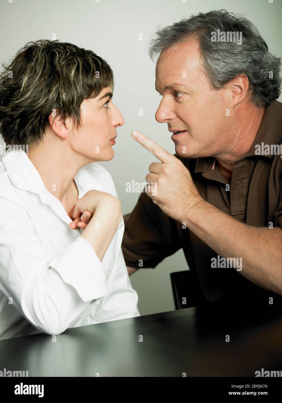 Nahaufnahme eines reifen Mannes, der mit seiner Frau streitet Stockfoto