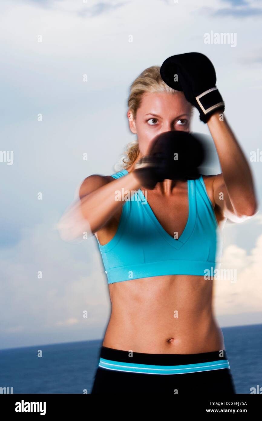 Nahaufnahme einer jungen Frau beim Boxen Stockfoto