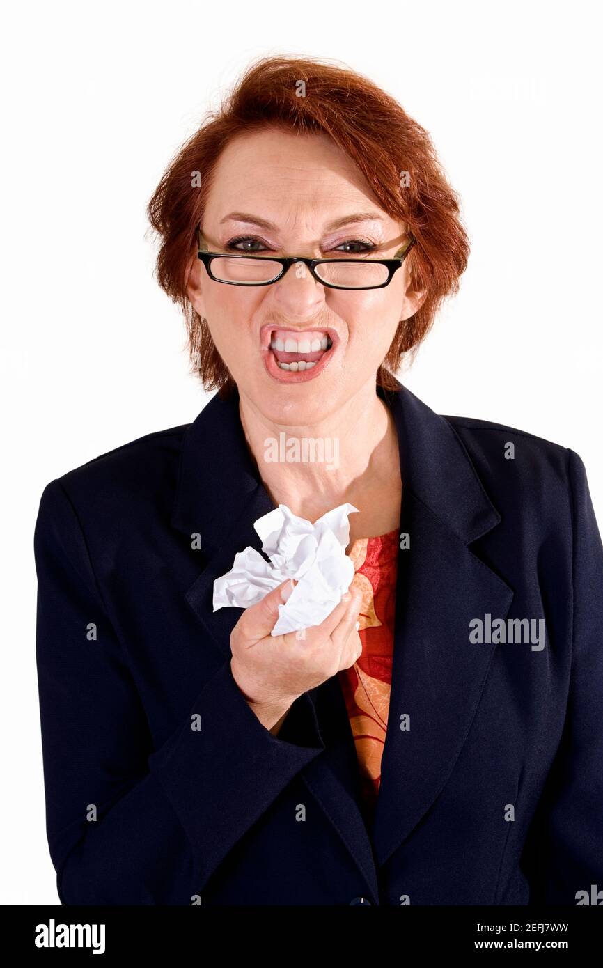 Porträt einer Geschäftsfrau, die Papier zermalmt Stockfoto