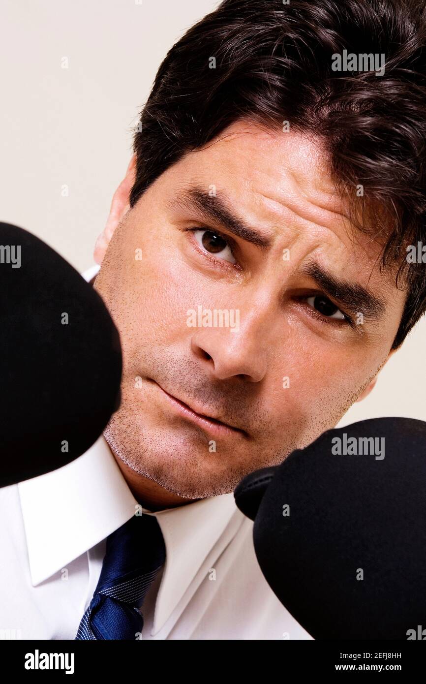 Porträt eines Geschäftsmannes tragen Boxhandschuhe Stockfoto