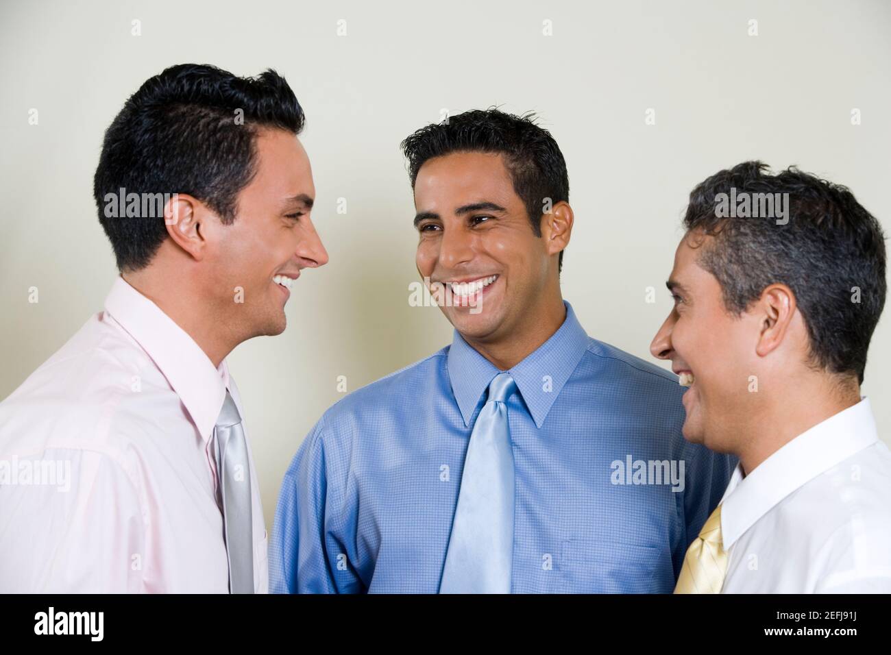 Nahaufnahme von drei Geschäftsleute lächelnd Stockfoto