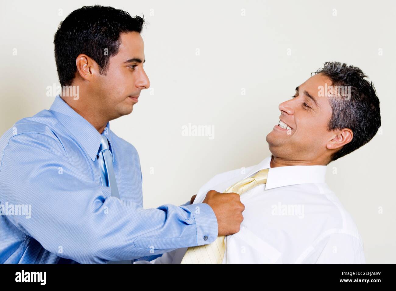 Geschäftsmann zieht seine ColleagueÅ½s Krawatte Stockfoto