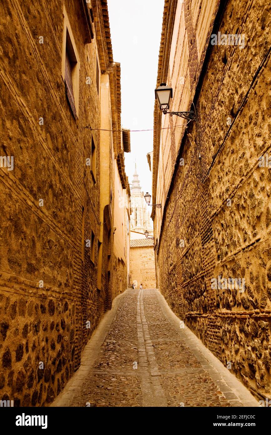 Gebäude entlang einer Gasse, Toledo, Spanien Stockfoto