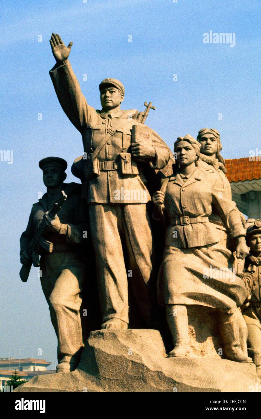 Niedrige Winkel Ansicht der Statuen, Peking, China Stockfoto