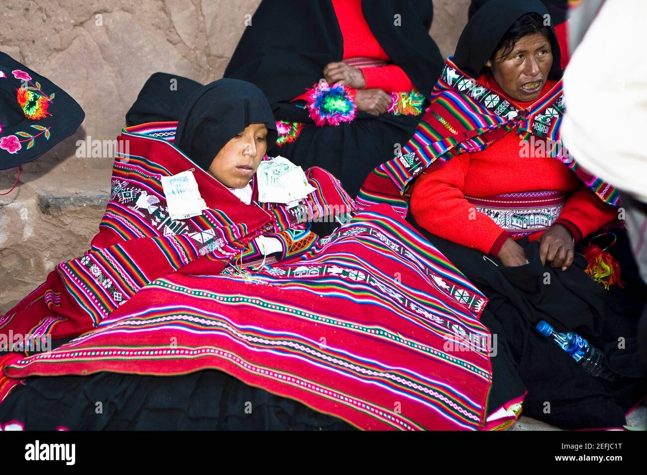 Reife Frau sitzt mit einer jungen Frau bei einer Hochzeitszeremonie, Taquile Island, Titicacasee, Puno, Peru Stockfoto