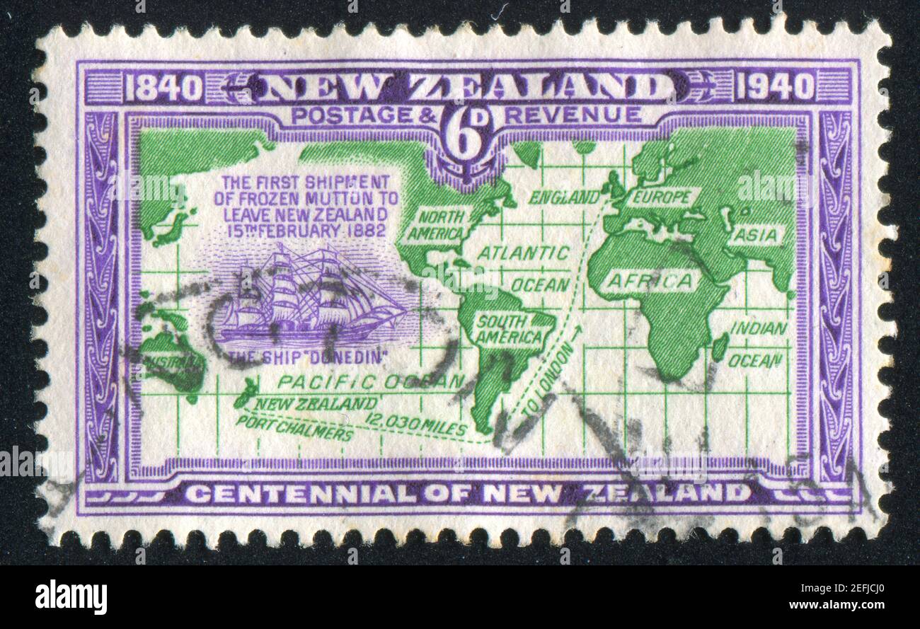 NEUSEELAND - UM 1940: Briefmarke gedruckt von Neuseeland, zeigt Schiffsroute, die die erste Sendung von Frozen Mutton nach England transportiert, um 1940 Stockfoto