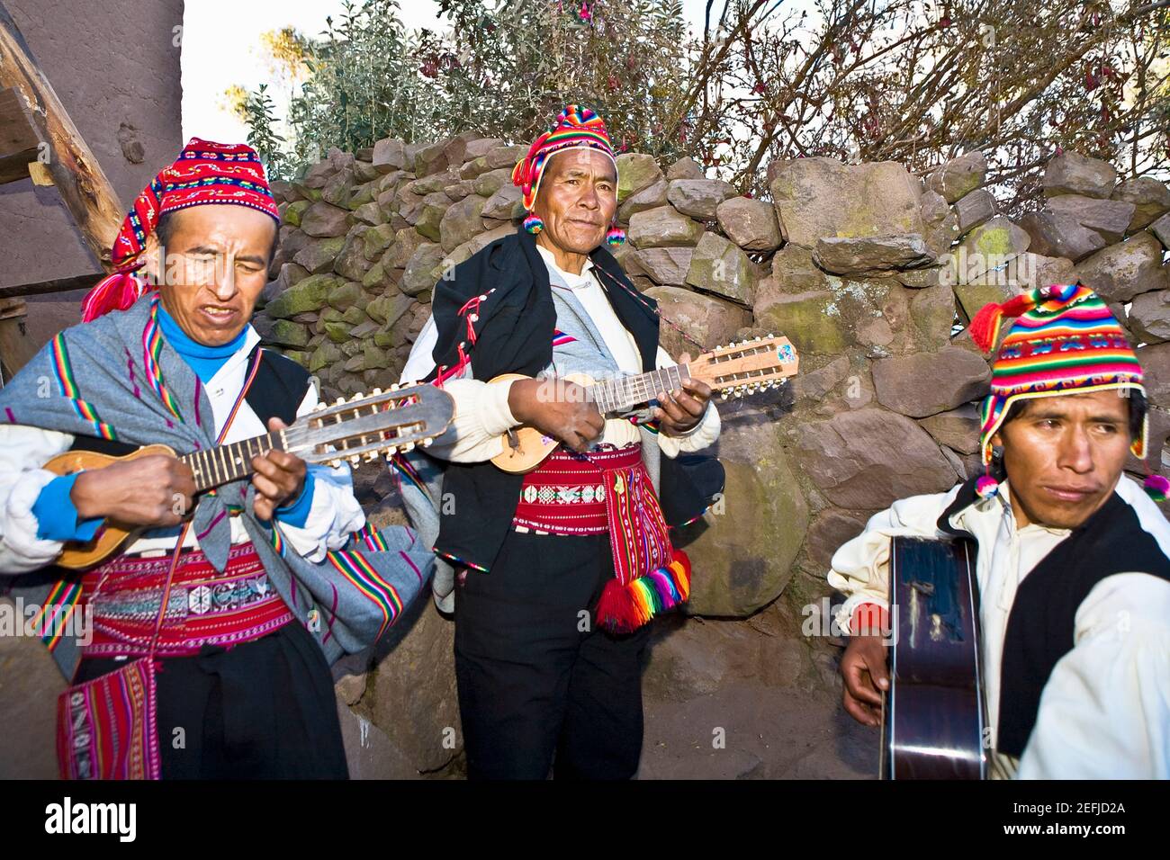 Drei Gitarristen, die auftreten, Titicaca-See, Taquile Island, Puno, Peru Stockfoto