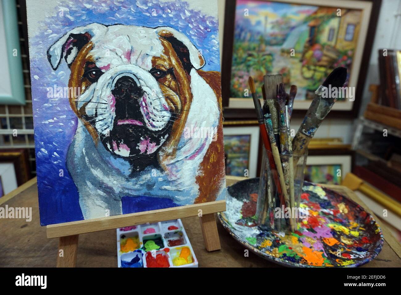 Hand gezeichnet modern, Kunstmalerei, Ölfarbe, niedlich, Bulldog, Palette und Pinsel, aus der Galerie in Thailand Stockfoto