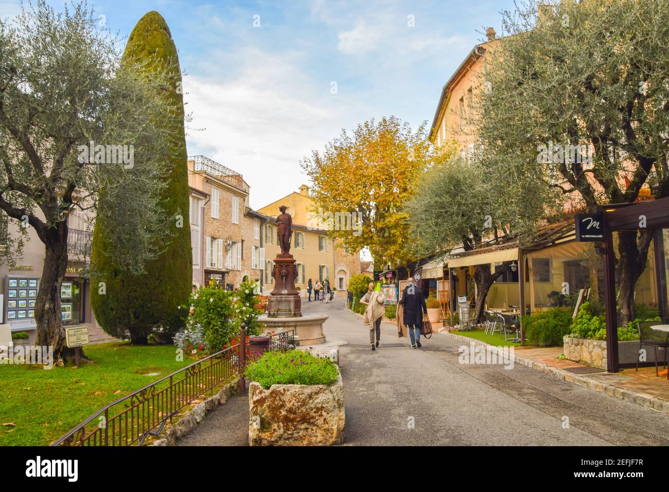 Tagesansicht des Hauptplatzes von Mougins, Südfrankreich. Stockfoto