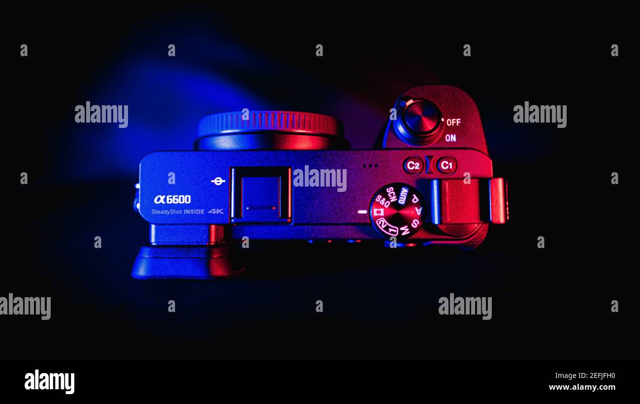 Brandneues Kameragehäuse mit Neonlicht. Stockfoto