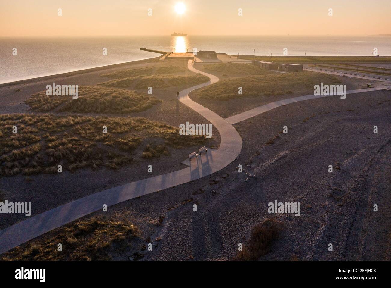 Kopenhagen, Dänemark - 27. Februar 2019. Sonnenuntergang über dem Amager Strandpark (Amager Beach Park), einem öffentlichen Park am Meer in Kopenhagen. Es befindet sich auf der Insel Amager und umfasst eine künstliche Insel und bietet insgesamt 4,6 km Strände. Stockfoto