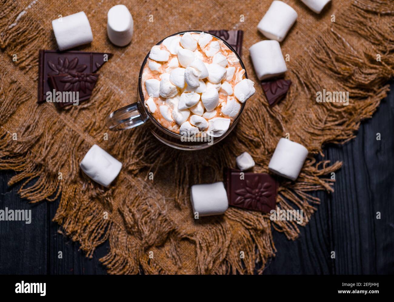 Kakao aus heißer Schokolade mit Marshmallows in einer schönen Schüssel Stockfoto