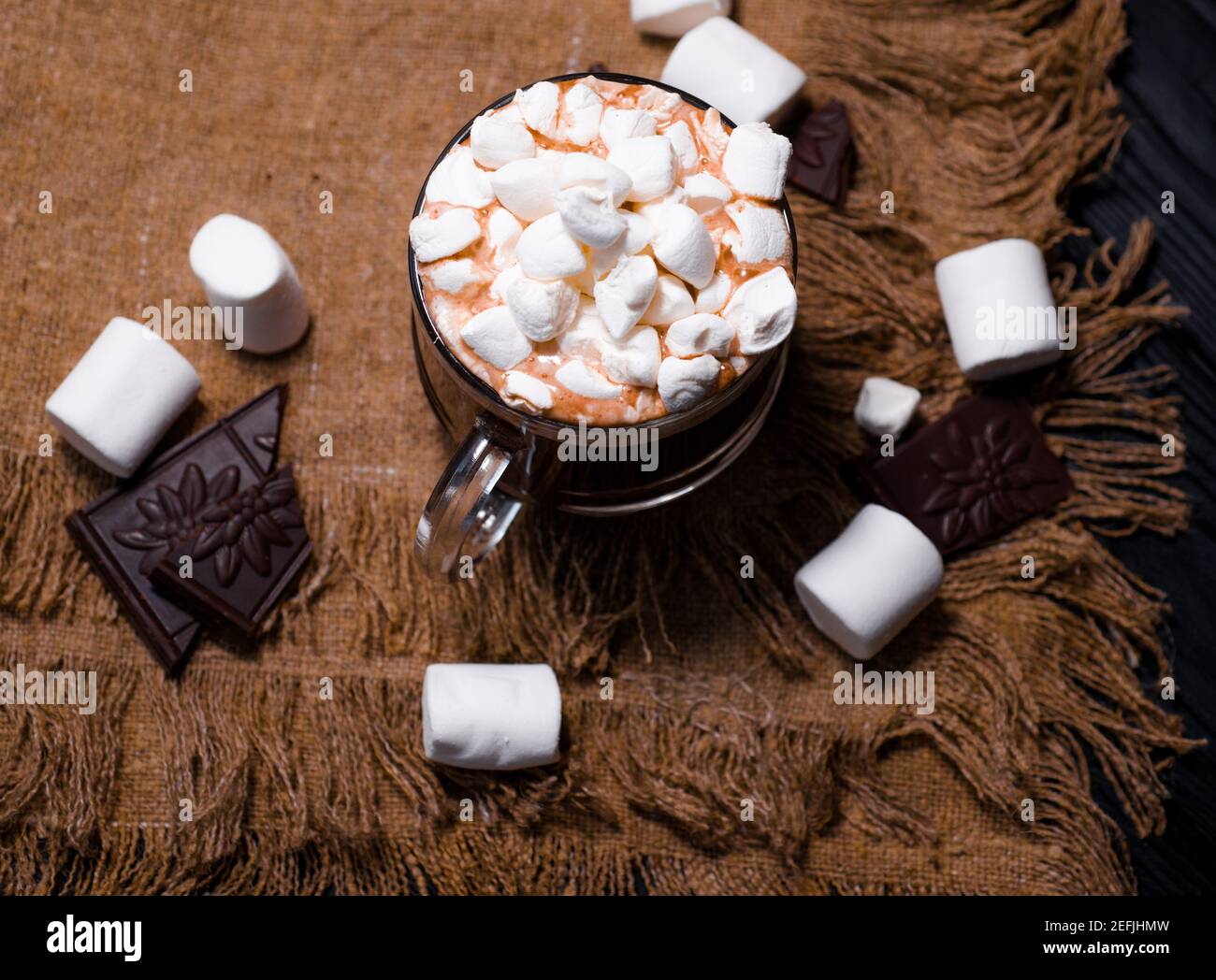 Kakao aus heißer Schokolade mit Marshmallows in einer schönen Schüssel Stockfoto