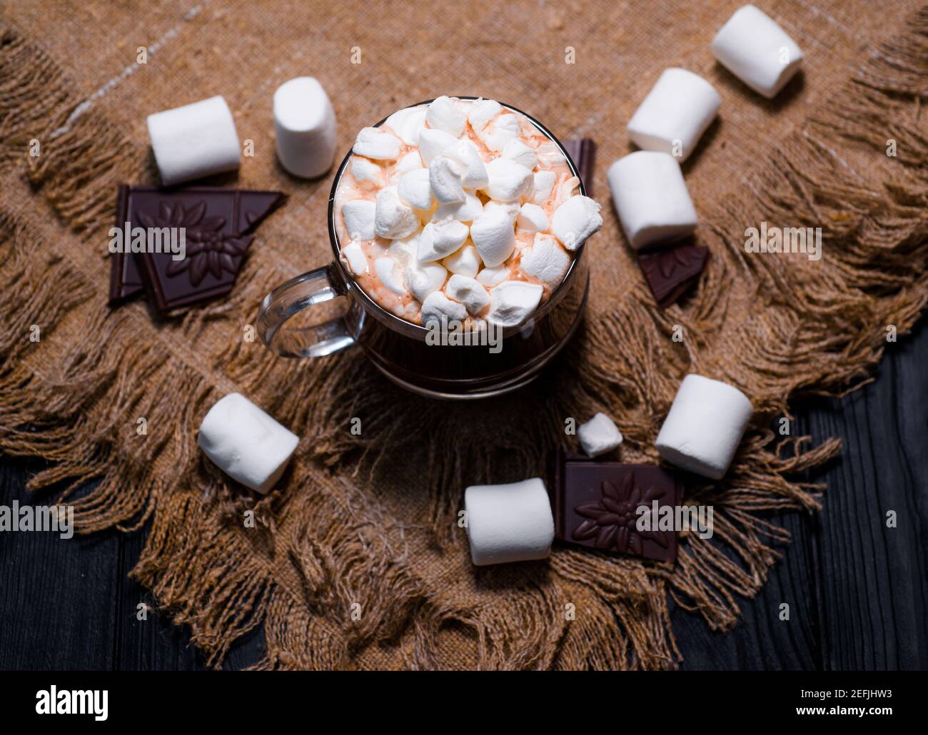 Kakao aus heißer Schokolade mit Marshmallows in einer schönen Schüssel Stockfoto