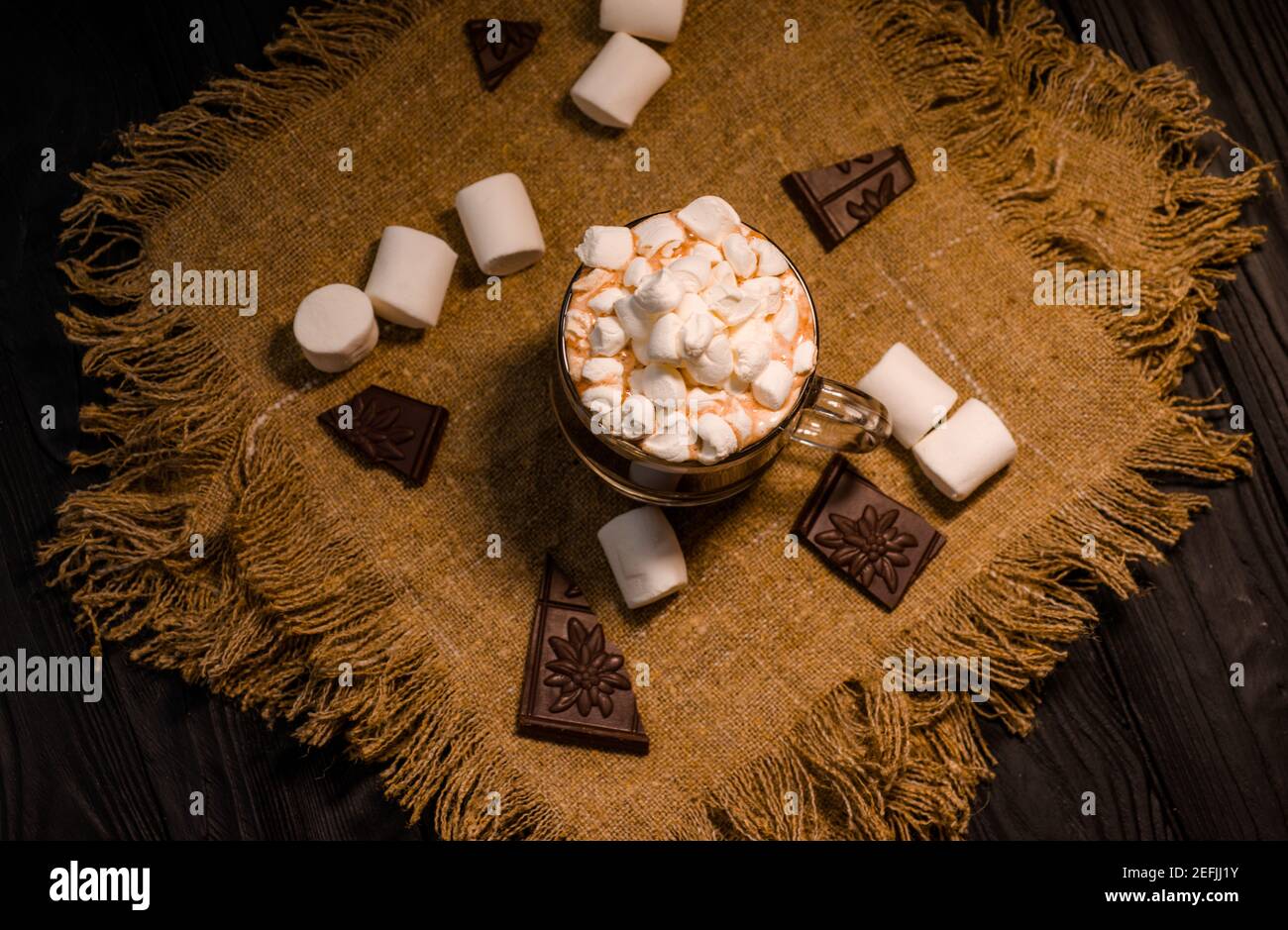 Kakao aus heißer Schokolade mit Marshmallows in einer schönen Schüssel Stockfoto