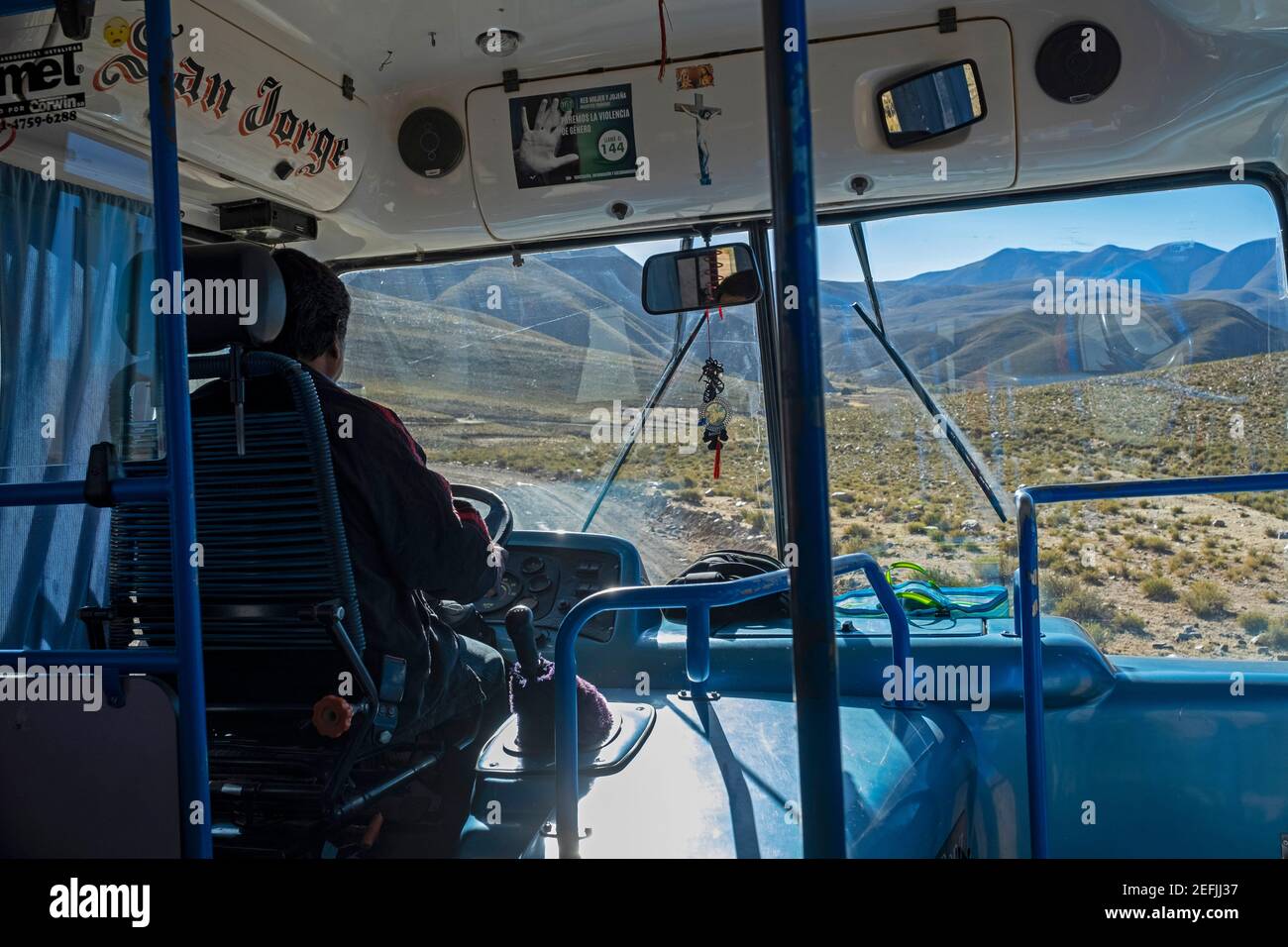 Busfahrer auf der Straße nach Iruya in der Region Altiplano, Provinz Salta im Nordwesten Argentiniens Stockfoto