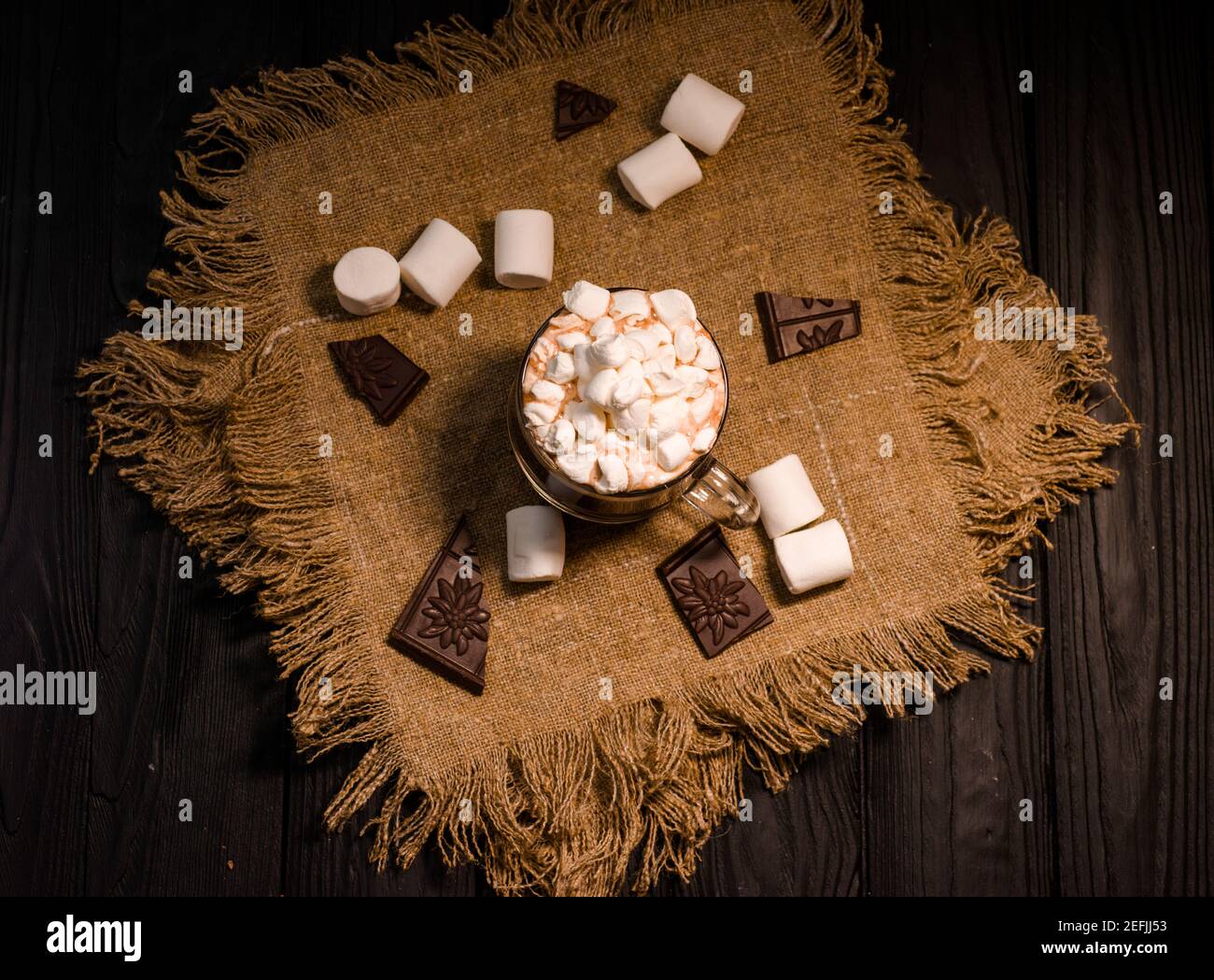 Kakao aus heißer Schokolade mit Marshmallows in einer schönen Schüssel Stockfoto