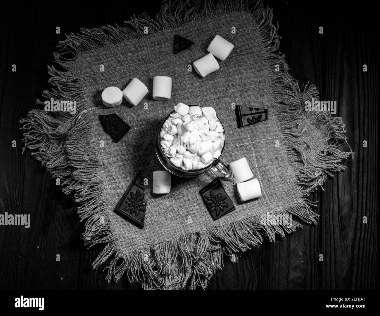 Kakao aus heißer Schokolade mit Marshmallows in einer schönen Schüssel Stockfoto