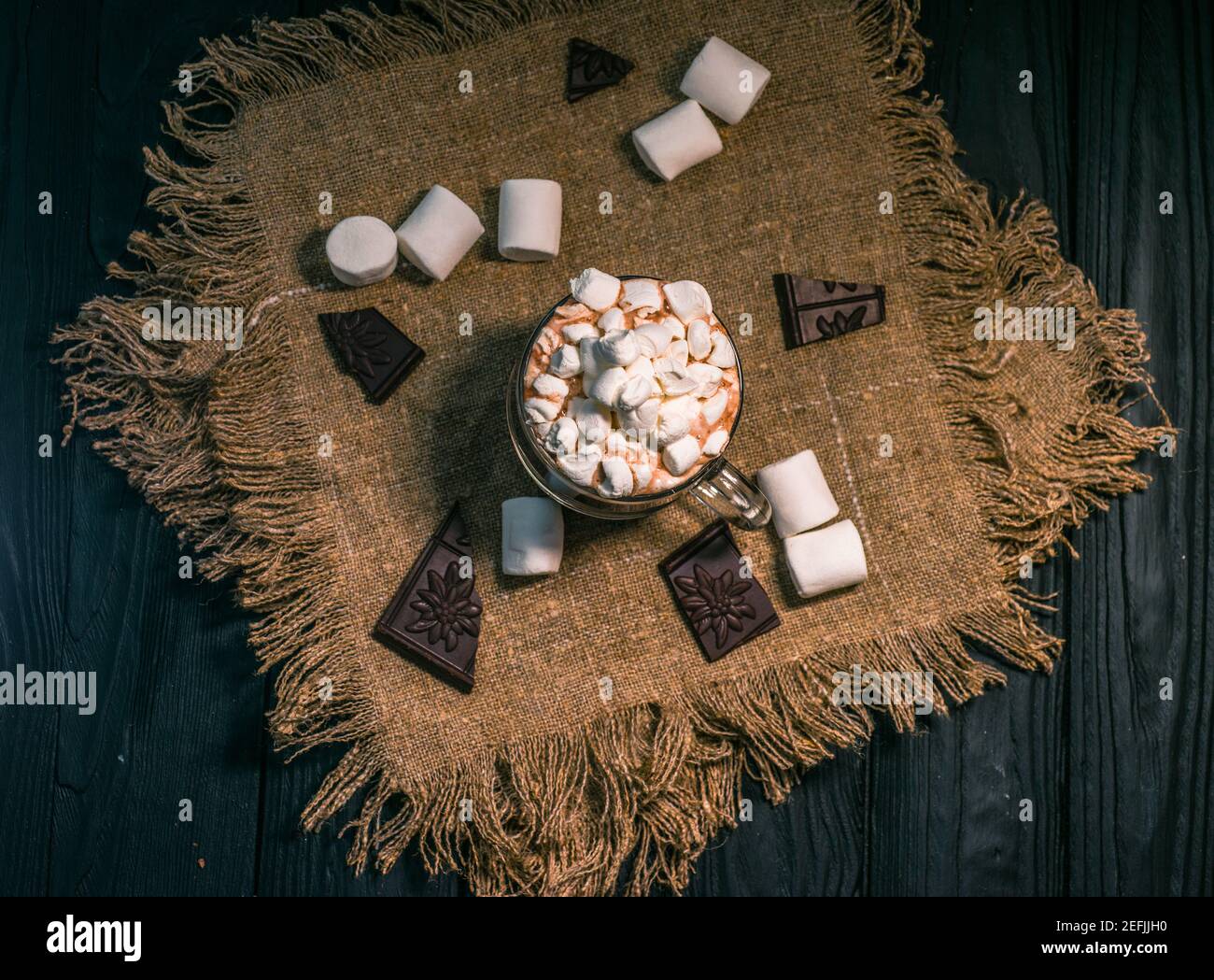 Kakao aus heißer Schokolade mit Marshmallows in einer schönen Schüssel Stockfoto