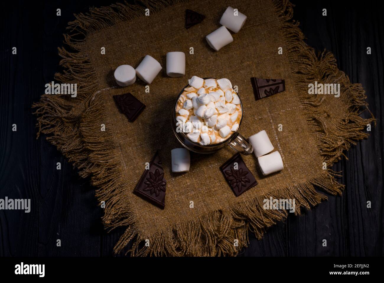 Kakao aus heißer Schokolade mit Marshmallows in einer schönen Schüssel Stockfoto