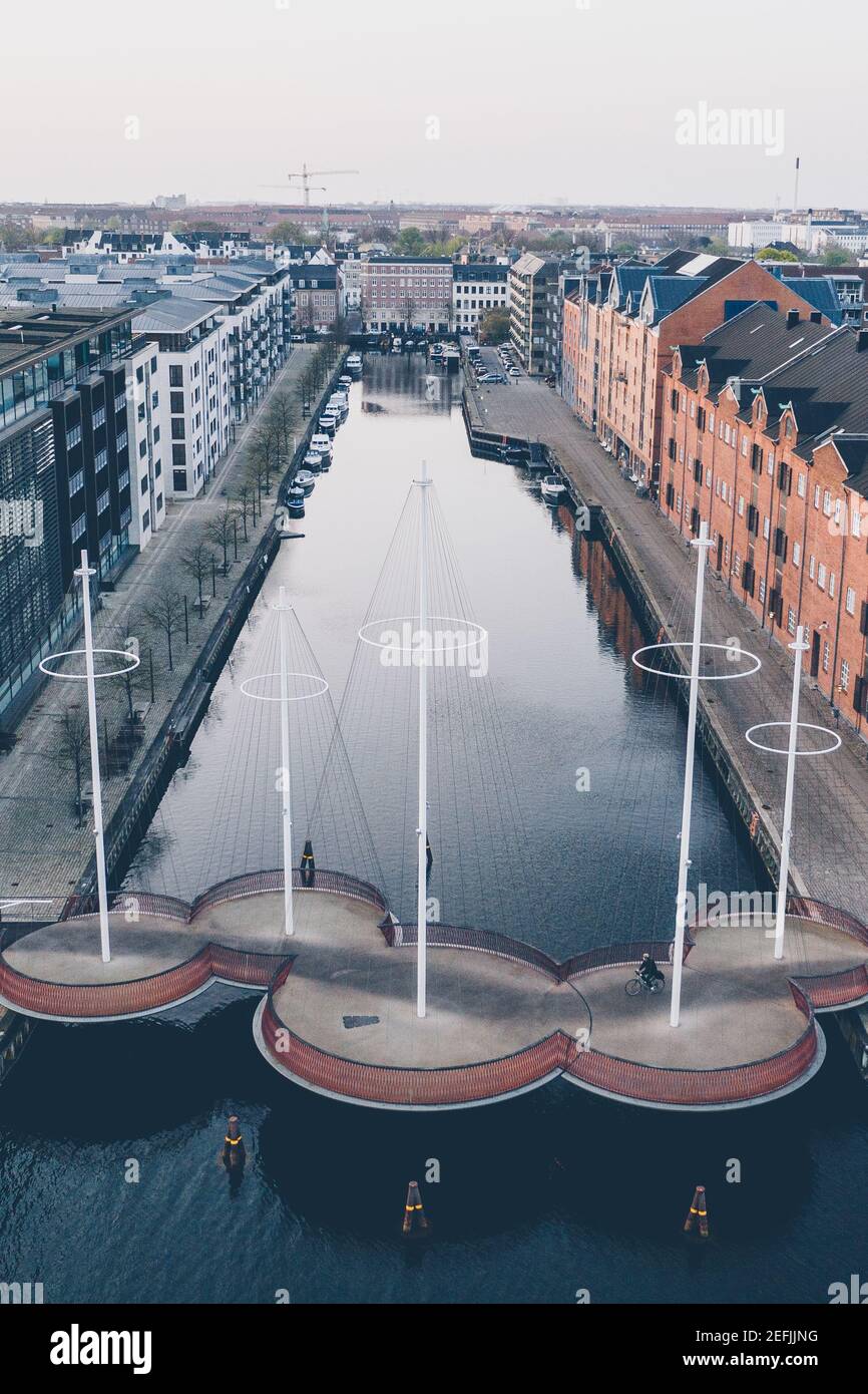 Kopenhagen, Dänemark - 25. April 2019. Cirkelbroen (die Circle Bridge) ist eine Fußgängerbrücke über die Südmündung des Christianshavn-Kanals im Stadtteil Christianshavn im Zentrum von Kopenhagen. Die Brücke wurde von Olafur Eliasson entworfen. Stockfoto