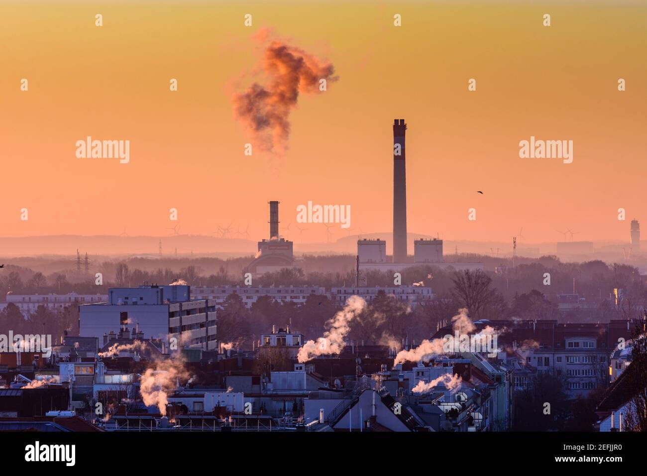Wien, Wien: Kraftwerk Donaustadt, Häuser im Stadtteil Kaisermühlen, Dampfwolken aus Schornsteinen im Jahr 22. Donaustadt, Wien, Österreich Stockfoto