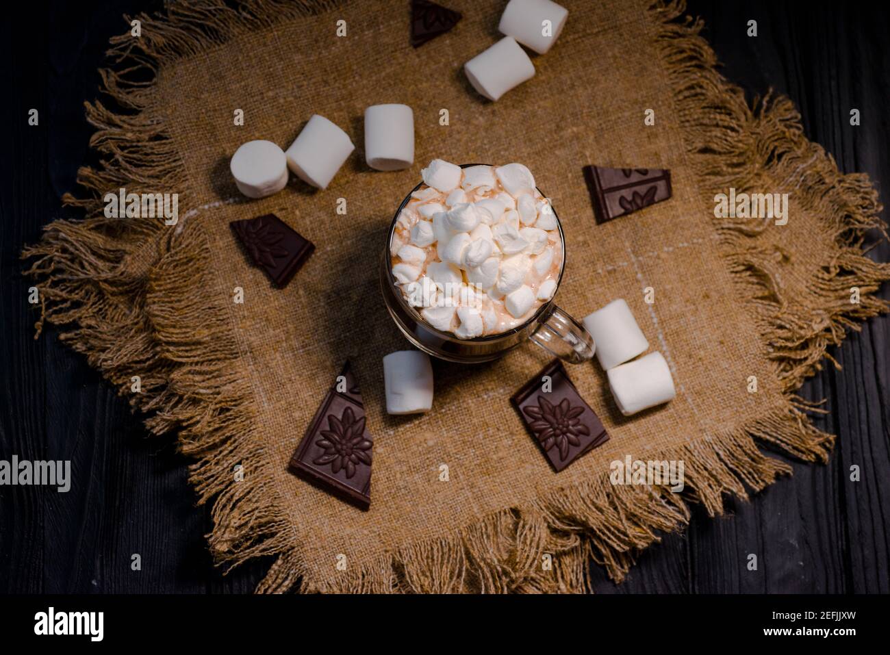 Kakao aus heißer Schokolade mit Marshmallows in einer schönen Schüssel Stockfoto