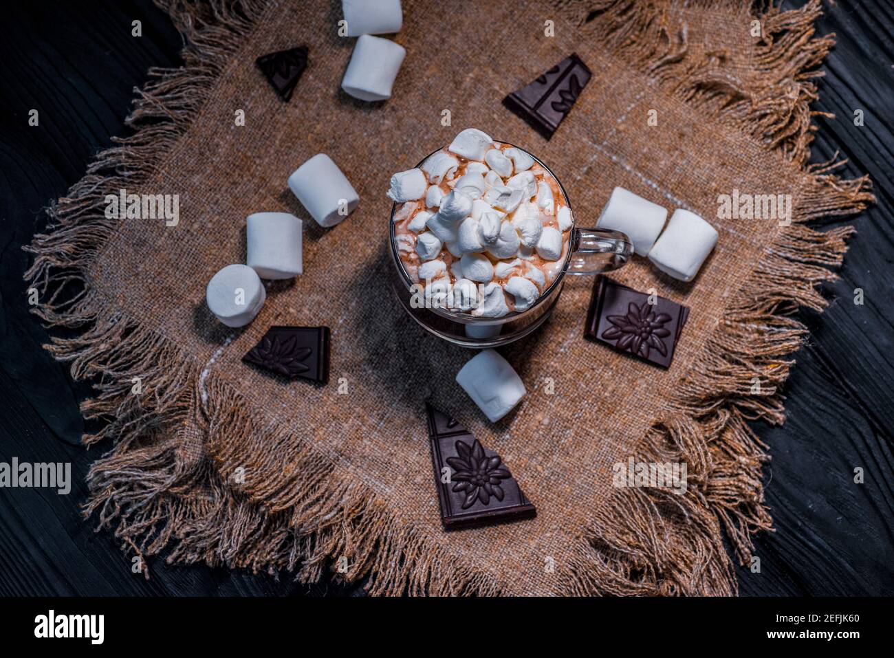 Kakao aus heißer Schokolade mit Marshmallows in einer schönen Schüssel Stockfoto