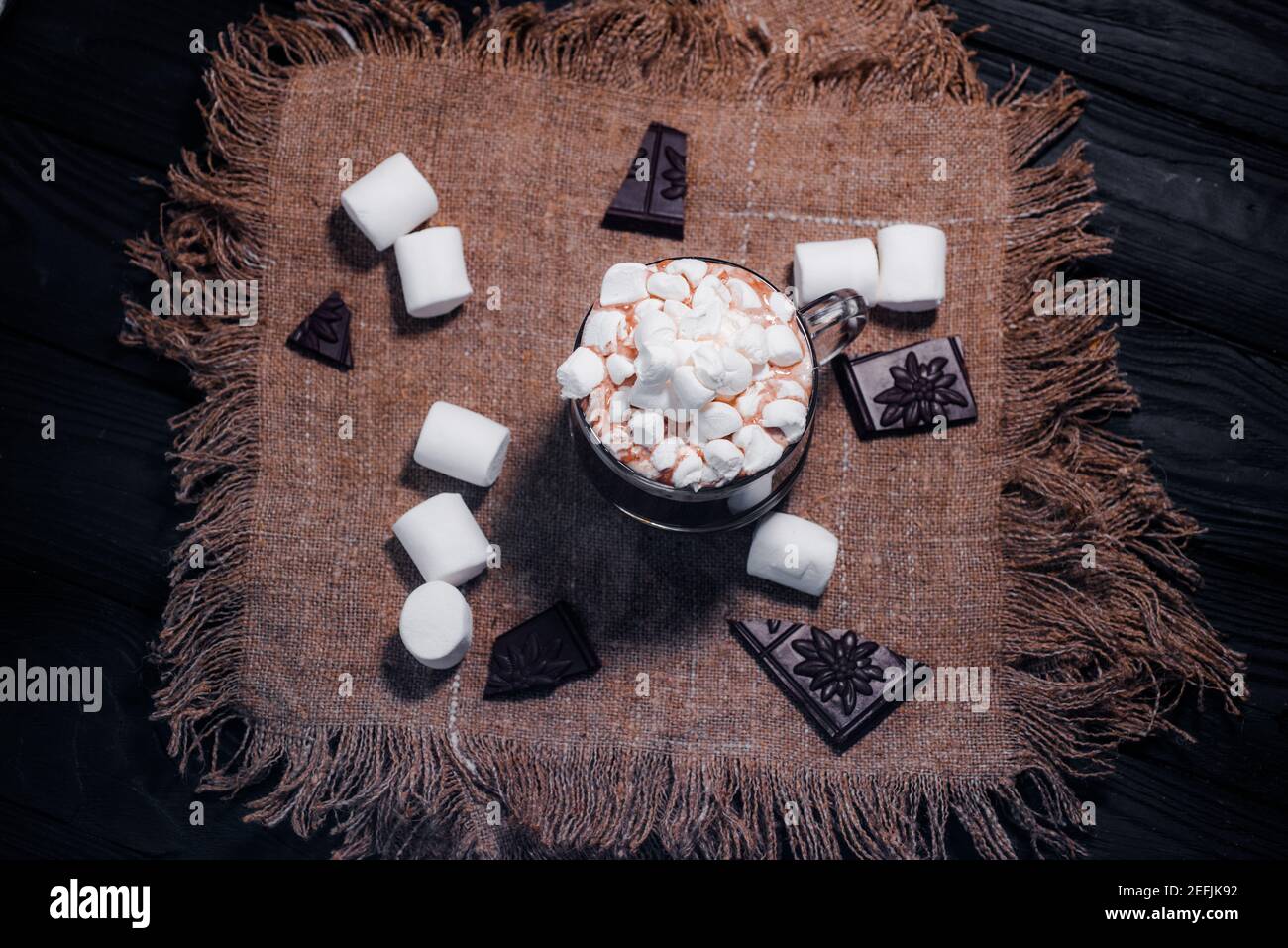 Kakao aus heißer Schokolade mit Marshmallows in einer schönen Schüssel Stockfoto