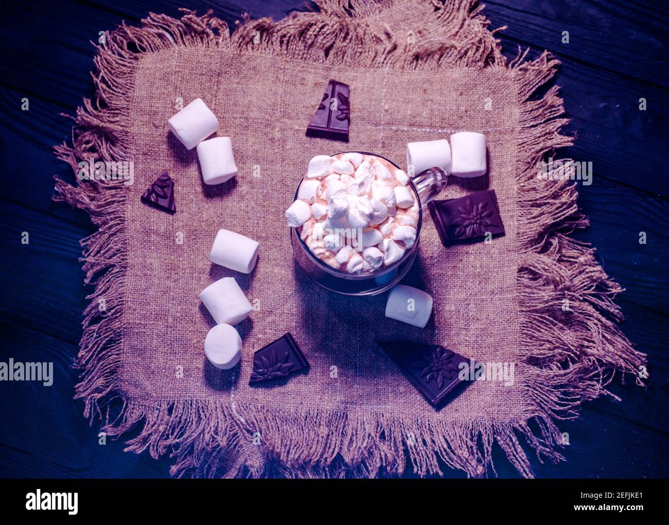 Kakao aus heißer Schokolade mit Marshmallows in einer schönen Schüssel Stockfoto