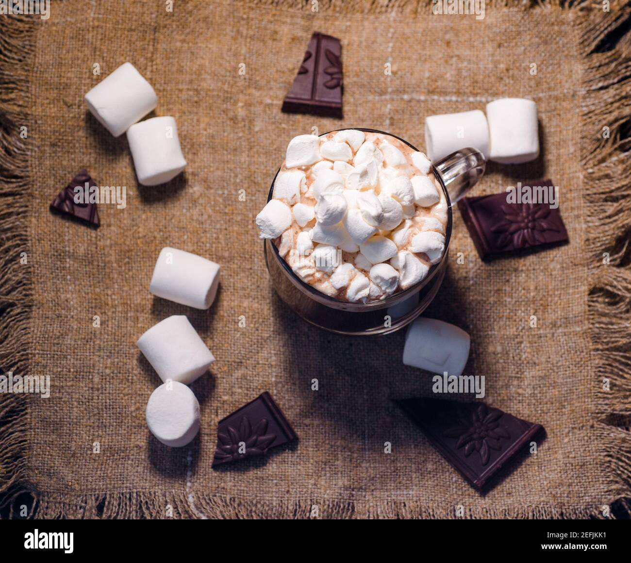 Kakao aus heißer Schokolade mit Marshmallows in einer schönen Schüssel Stockfoto
