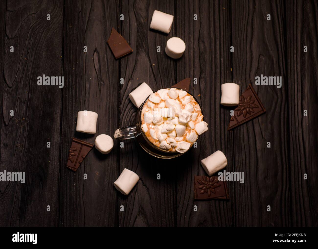 Kakao aus heißer Schokolade mit Marshmallows in einer schönen Schüssel Stockfoto