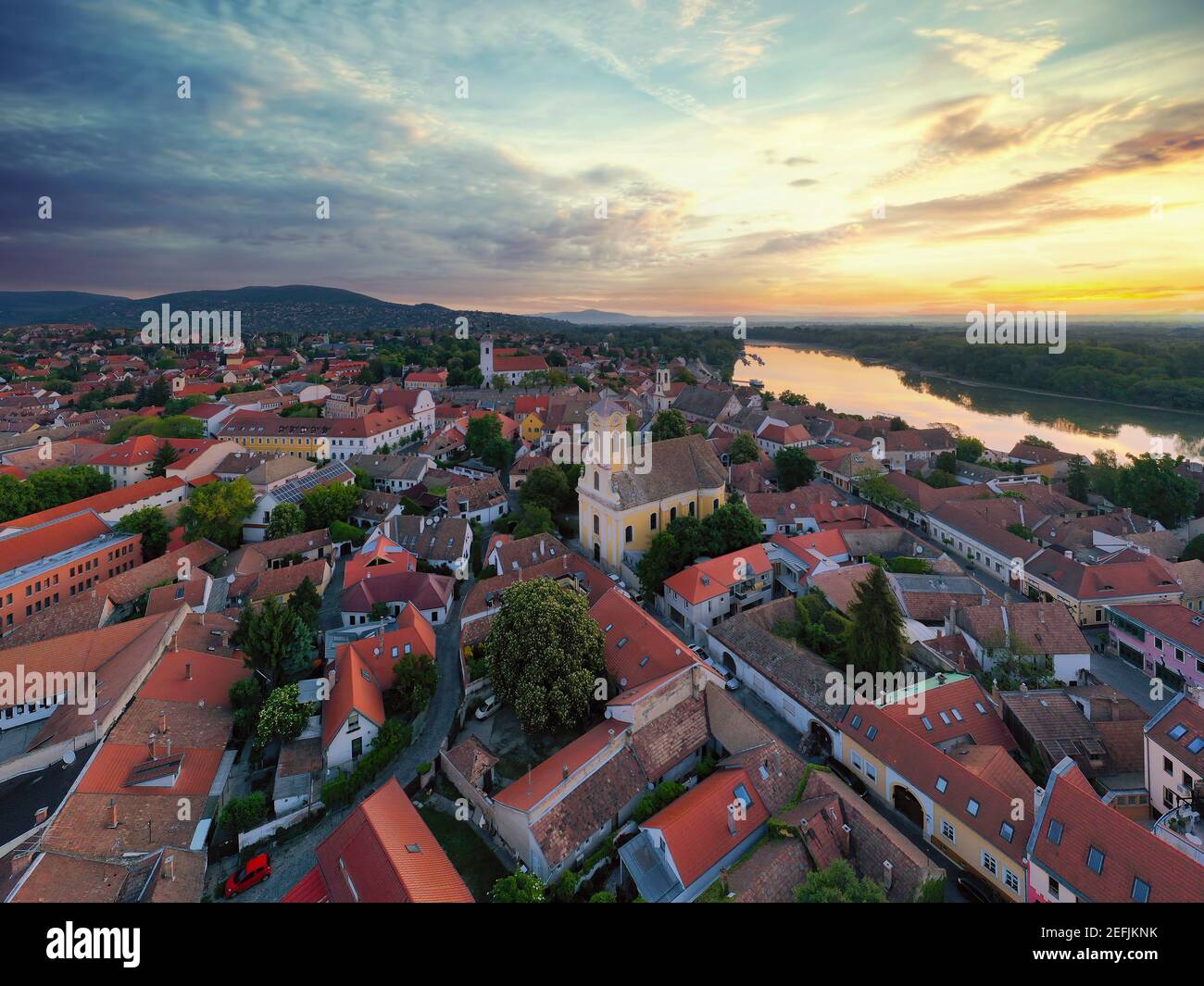 Luftbild über die Stadt Szentendre. Erstaunliche romantische kleine Stadt in der Nähe von Budapest Ungarn. Berühmtes touristisches Ziel. Stockfoto