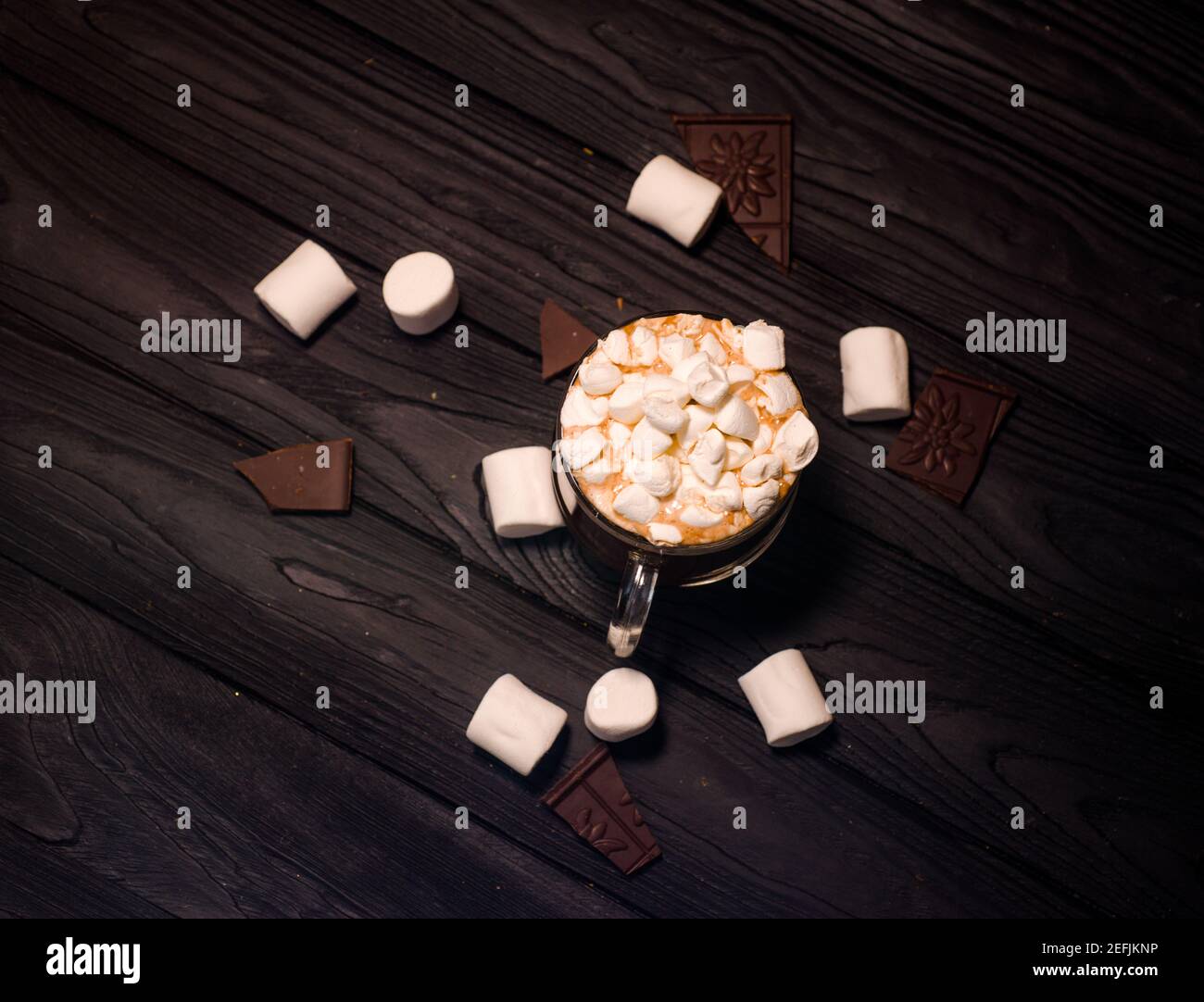Kakao aus heißer Schokolade mit Marshmallows in einer schönen Schüssel Stockfoto