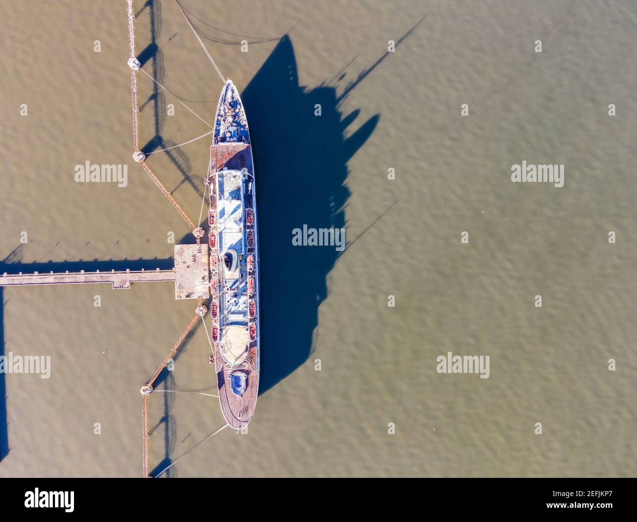 Luftaufnahme des historischen Kreuzfahrtschiffes Funchal, das am Hafen von Lissabon in der Nähe des Terminals Santa Apolonia entlang des Flusses Tejo, Lissabon, Portugal, angedockt ist. Stockfoto