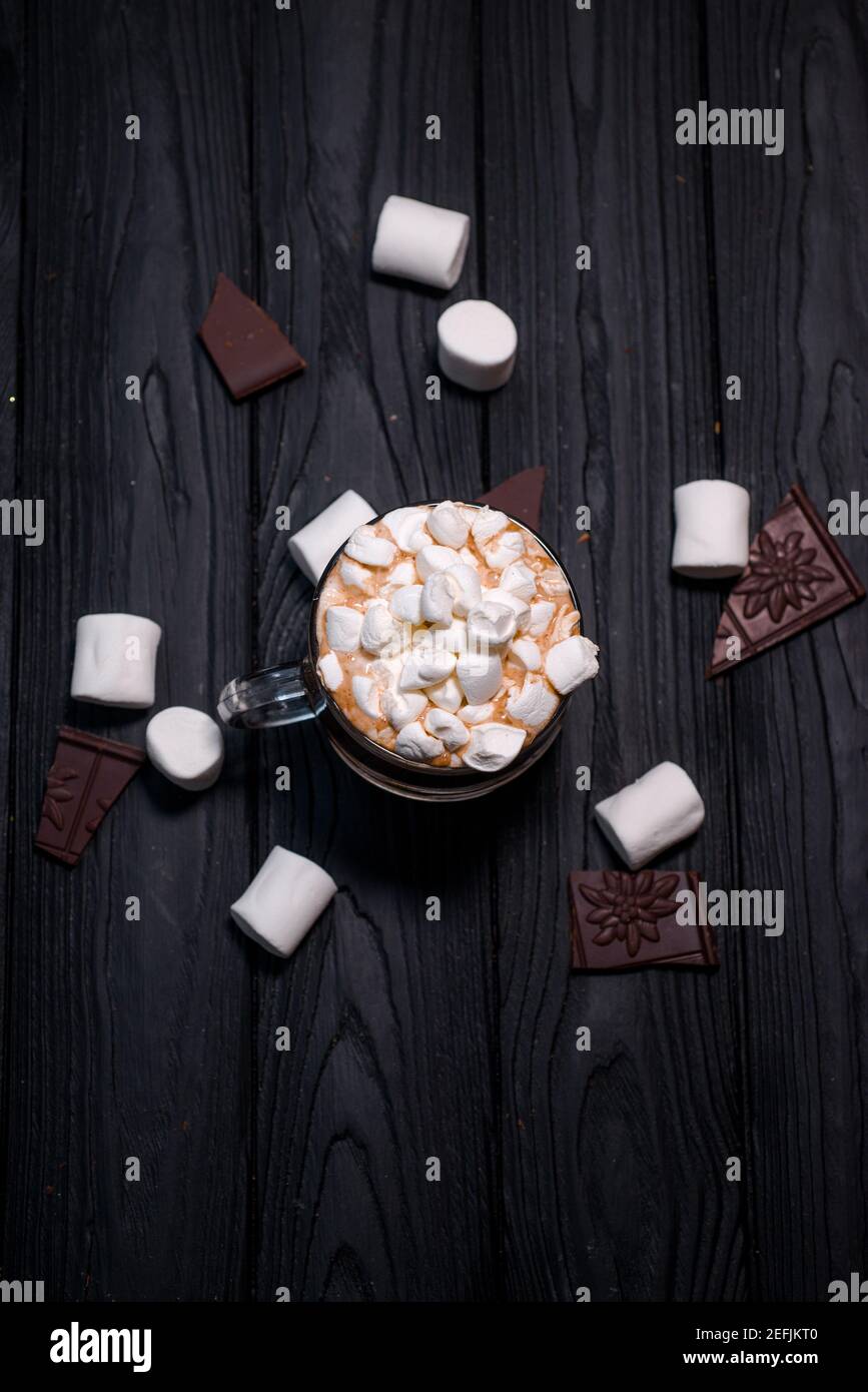 Kakao aus heißer Schokolade mit Marshmallows in einer schönen Schüssel Stockfoto