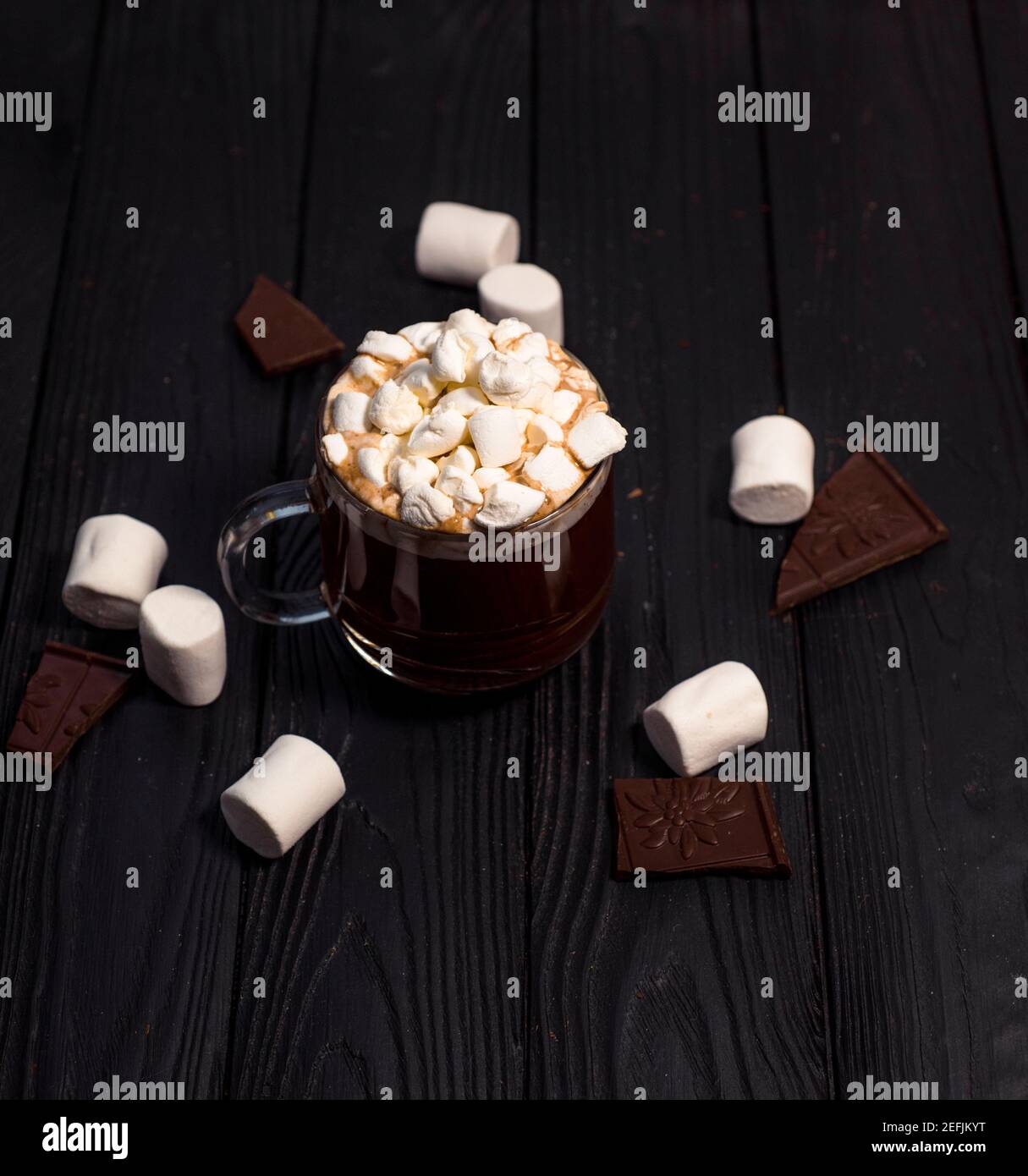 Kakao aus heißer Schokolade mit Marshmallows in einer schönen Schüssel Stockfoto
