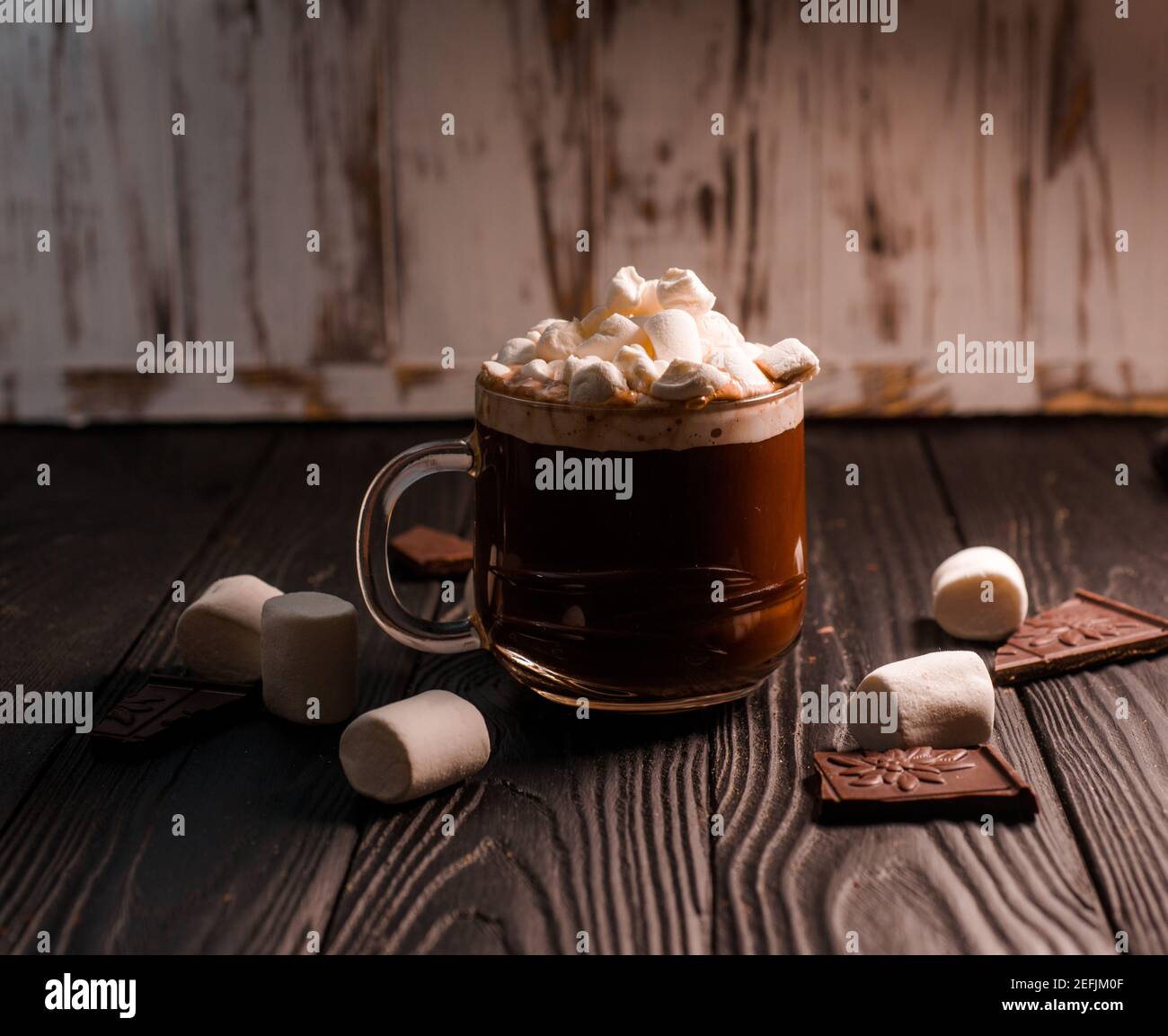 Kakao aus heißer Schokolade mit Marshmallows in einer schönen Schüssel Stockfoto