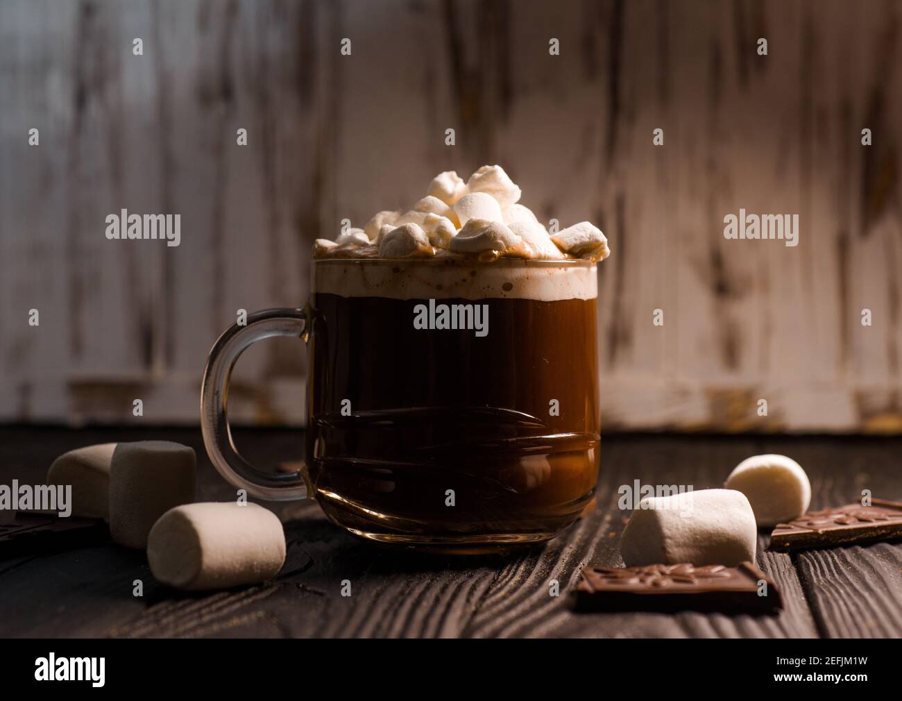 Kakao aus heißer Schokolade mit Marshmallows in einer schönen Schüssel Stockfoto