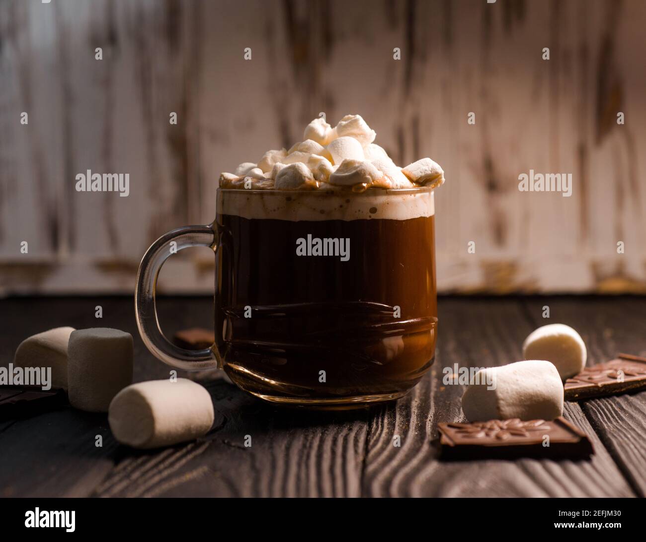 Kakao aus heißer Schokolade mit Marshmallows in einer schönen Schüssel Stockfoto