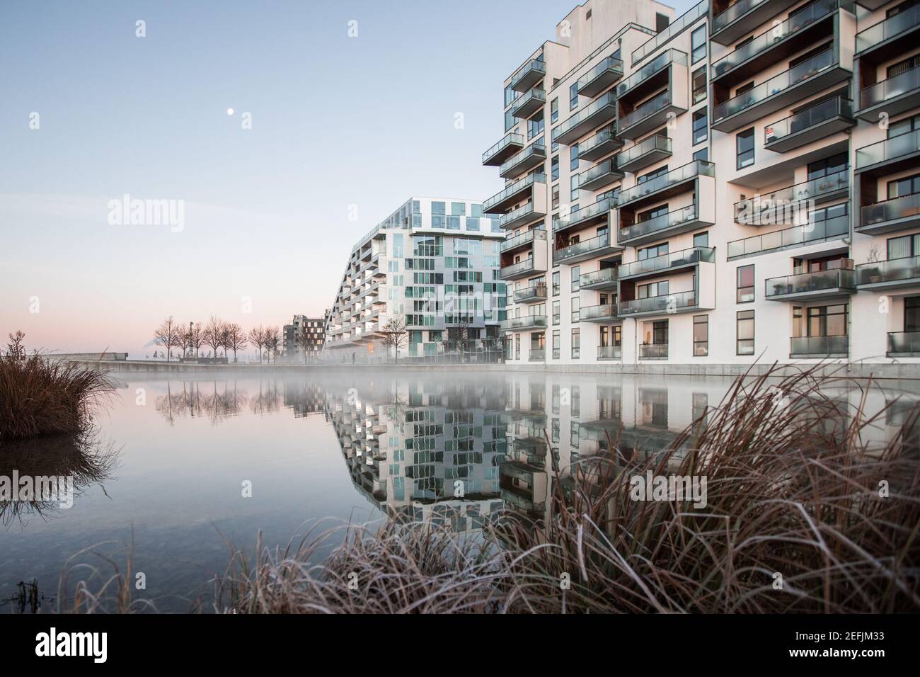 Kopenhagen, Dänemark - 07. November 2017. Moderne Architektur trifft auf Natur im Kalvebod Fælled, auch bekannt als Vestamager, einem offenen Naturschutzgebiet in Kopenhagen. Stockfoto