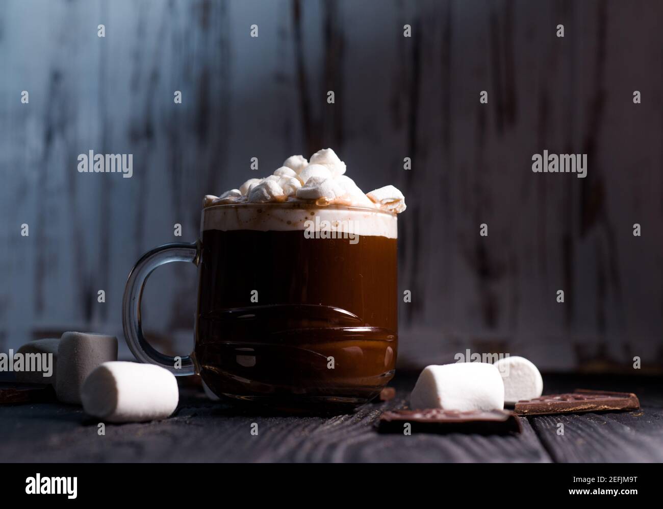 Kakao aus heißer Schokolade mit Marshmallows in einer schönen Schüssel Stockfoto