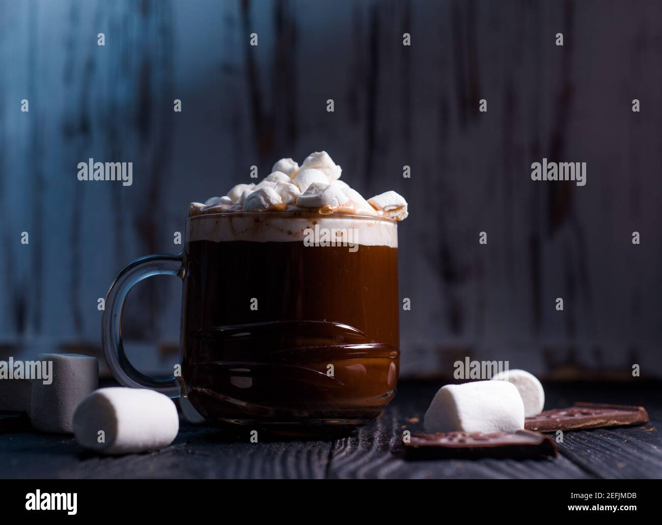 Kakao aus heißer Schokolade mit Marshmallows in einer schönen Schüssel Stockfoto